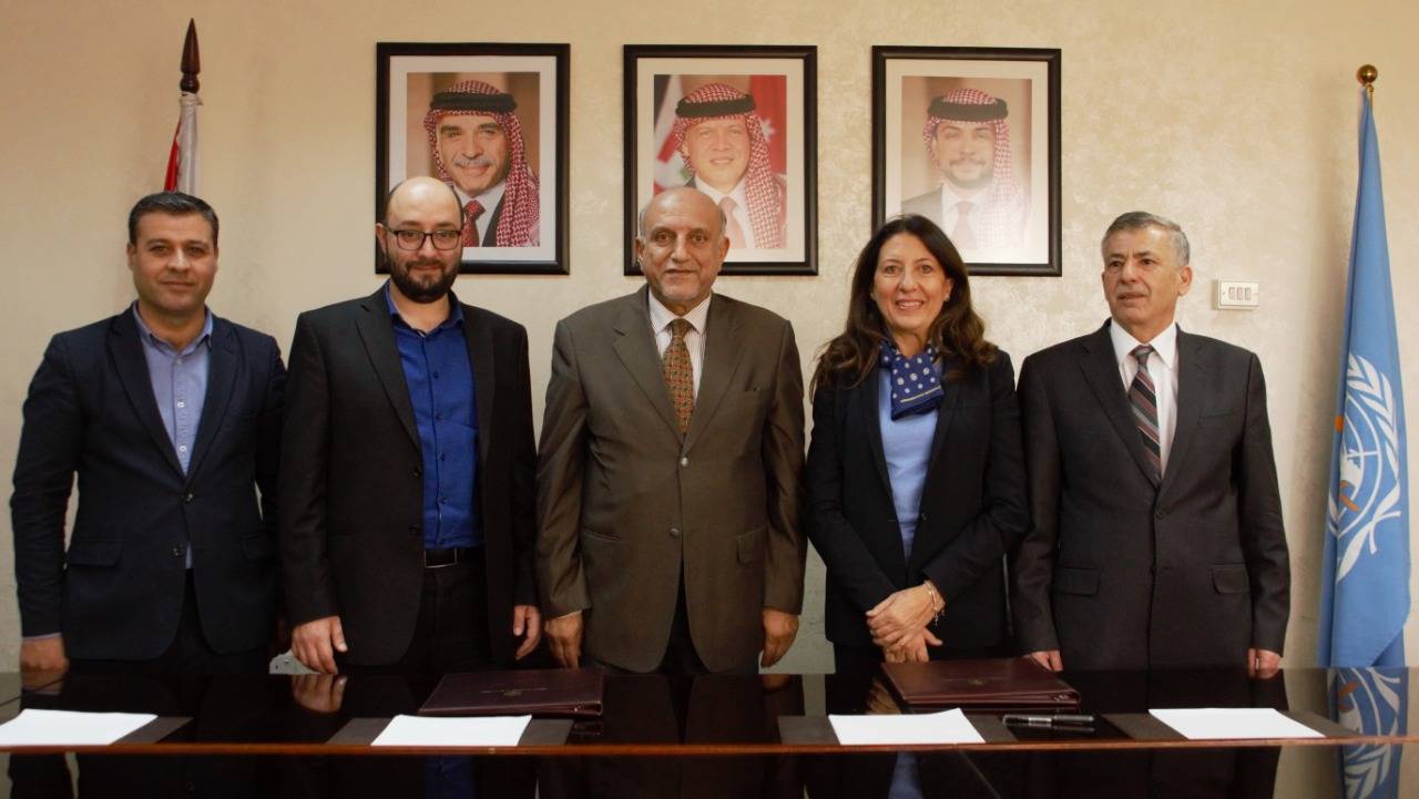 امين عام وزارة الصحة يتسلم سيارتي اسعاف مقدمة من مكتب منظمة الصحة العالمية في الاردن