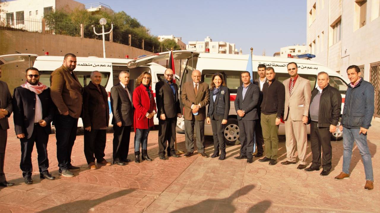 امين عام وزارة الصحة يتسلم سيارتي اسعاف مقدمة من مكتب منظمة الصحة العالمية في الاردن