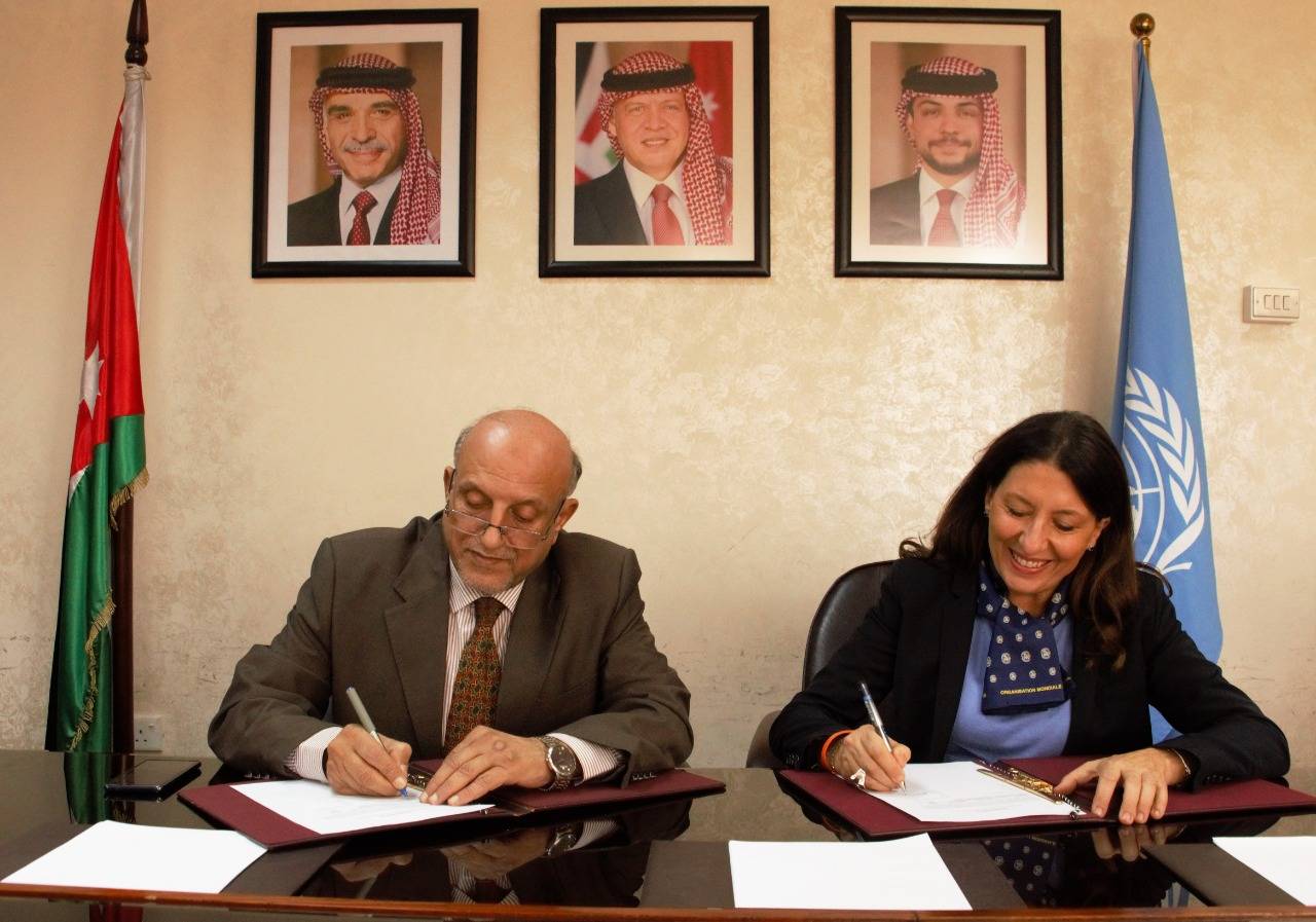 امين عام وزارة الصحة يتسلم سيارتي اسعاف مقدمة من مكتب منظمة الصحة العالمية في الاردن