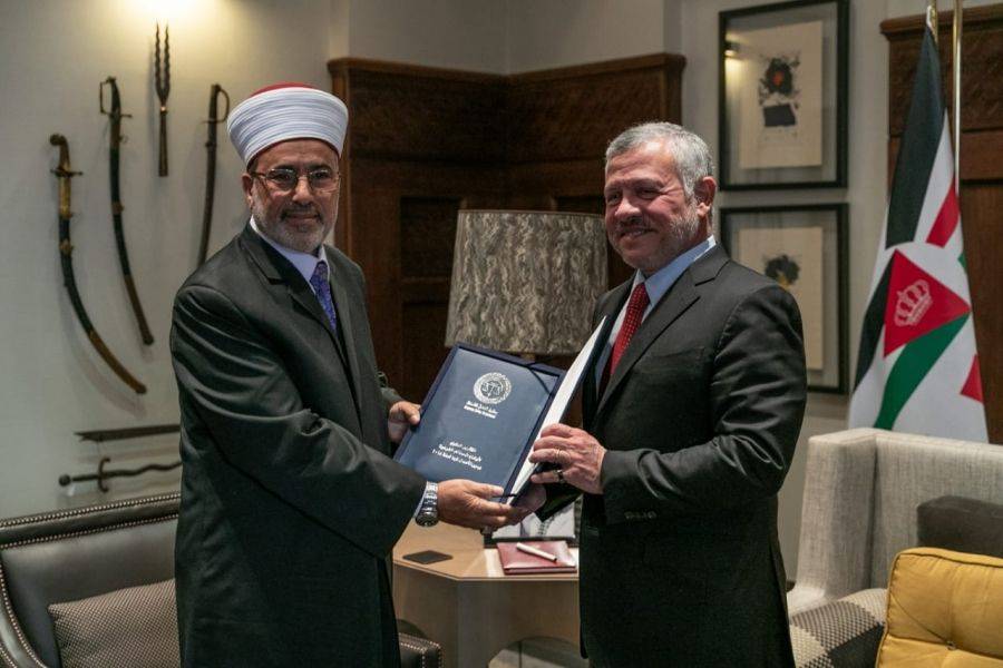 الملك يتسلم نسخة من التقرير السنوي لأوضاع المحاكم الشرعية