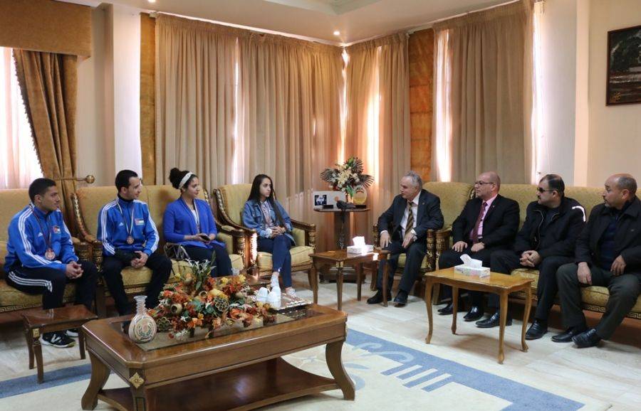 رئيس جامعة الحسين بن طلال يستقبل الطلبة الفائزين في بطولة الاتحاد الرياضي للجامعات