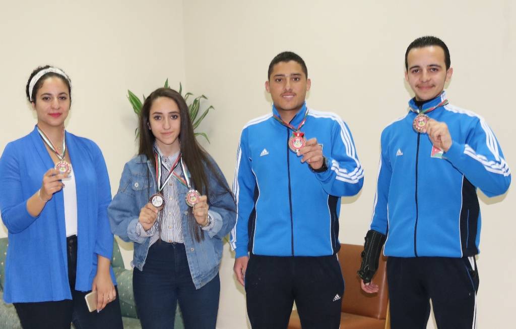 رئيس جامعة الحسين بن طلال يستقبل الطلبة الفائزين في بطولة الاتحاد الرياضي للجامعات