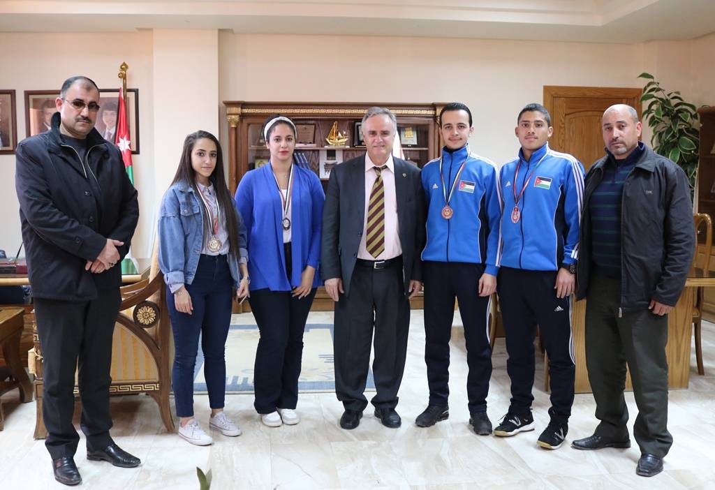 رئيس جامعة الحسين بن طلال يستقبل الطلبة الفائزين في بطولة الاتحاد الرياضي للجامعات