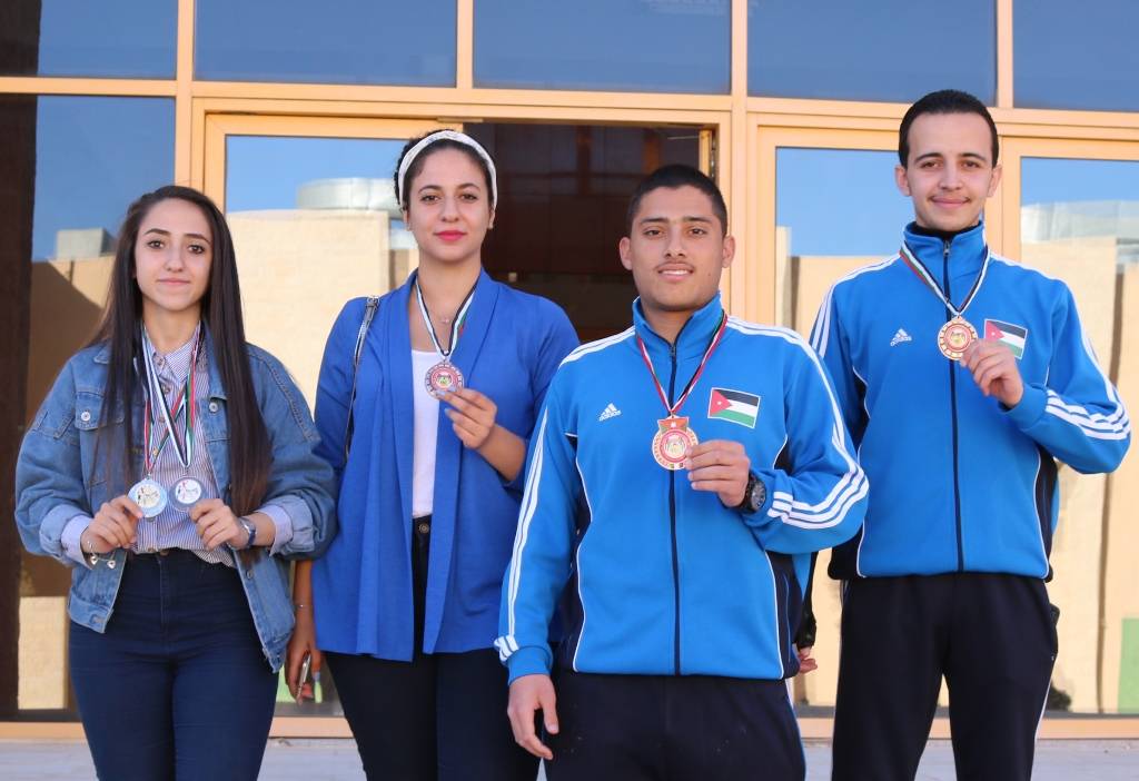 رئيس جامعة الحسين بن طلال يستقبل الطلبة الفائزين في بطولة الاتحاد الرياضي للجامعات