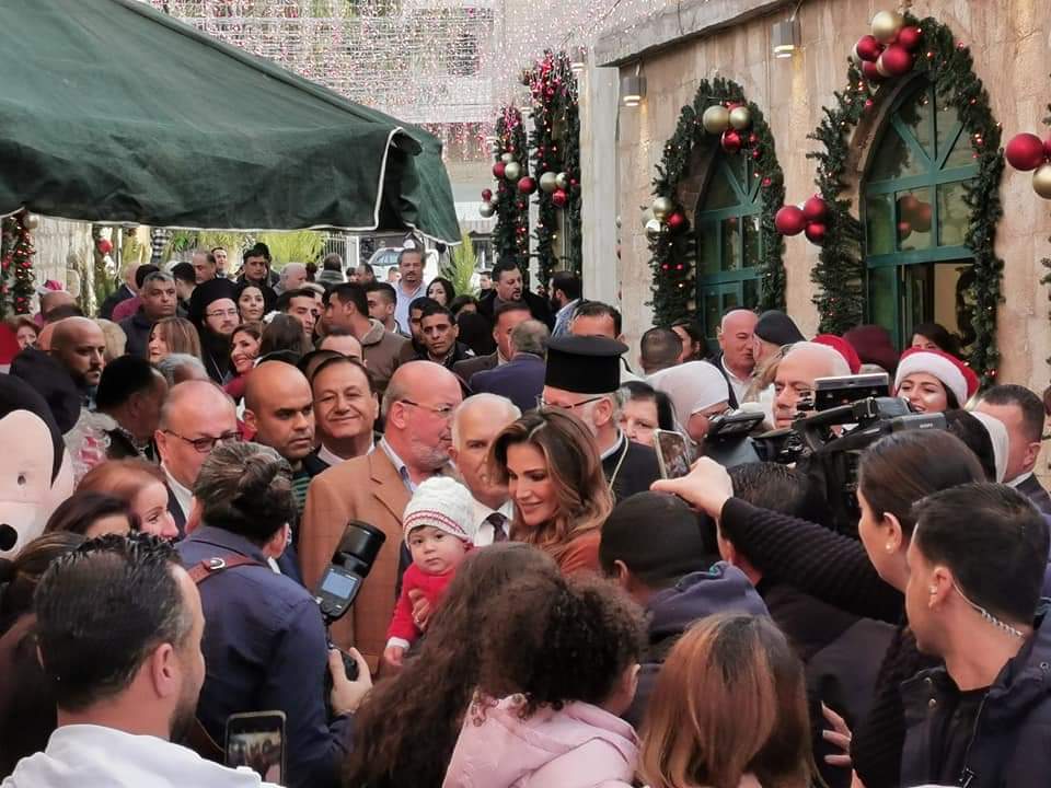 الملكة رانيا تزور مدينة الفحيص بمناسبة عيد الميلاد المجيد .. صور 