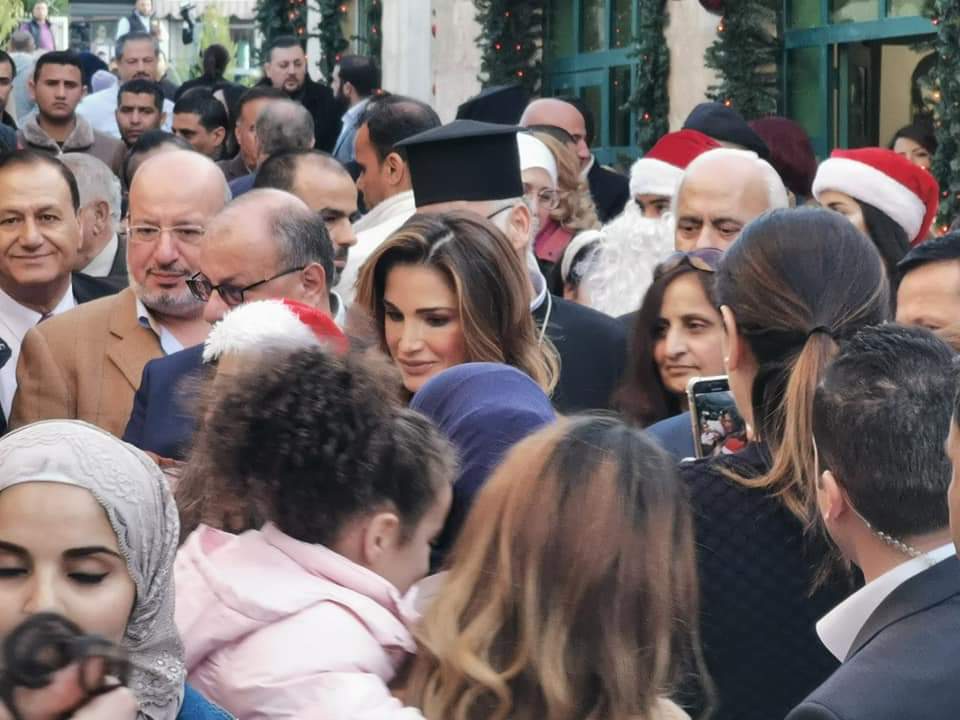 الملكة رانيا تزور مدينة الفحيص بمناسبة عيد الميلاد المجيد .. صور 
