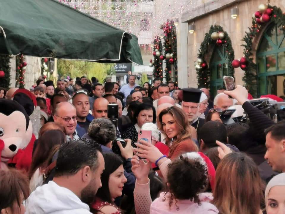 الملكة رانيا تزور مدينة الفحيص بمناسبة عيد الميلاد المجيد .. صور 