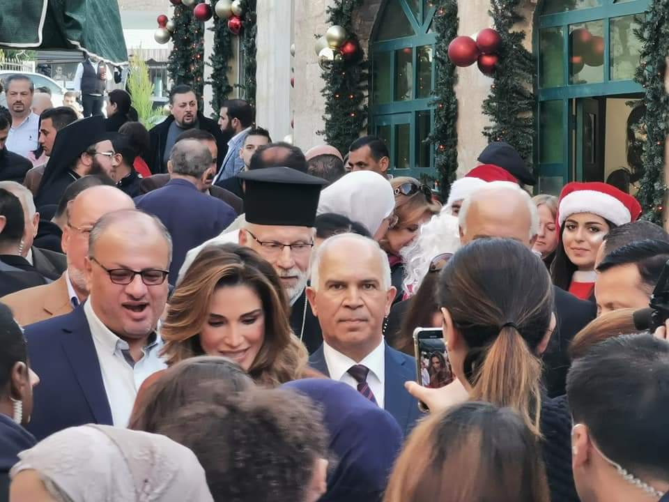 الملكة رانيا تزور مدينة الفحيص بمناسبة عيد الميلاد المجيد .. صور 
