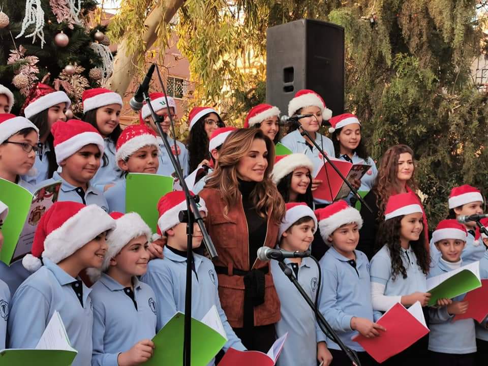 الملكة رانيا تزور مدينة الفحيص بمناسبة عيد الميلاد المجيد .. صور 