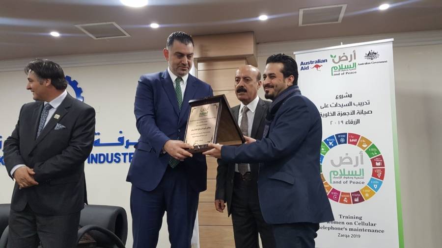 مندوبا عن رئيس الوزراء .. وزير العمل يرعى حفل تخريج عددا من الشابات المتدربات بغرفة صناعة الزرقاء