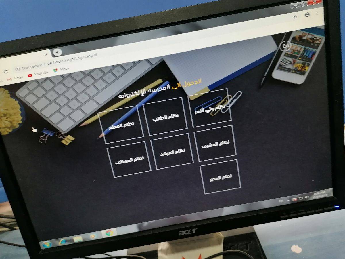 طلبة مدارس النظم وعلى اختلاف مراحلهم يؤدون امتحاناتهم إلكترونيًا  .. صور 