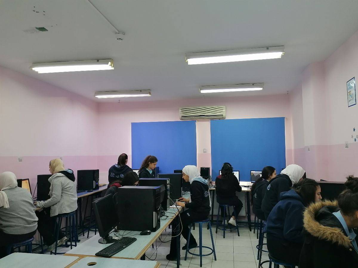 طلبة مدارس النظم وعلى اختلاف مراحلهم يؤدون امتحاناتهم إلكترونيًا  .. صور 