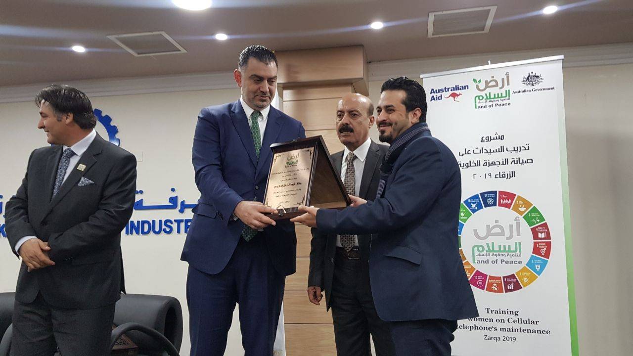 مندوبا عن رئيس الوزراء .. وزير العمل يرعى حفل تخريج عددا من الشابات المتدربات بغرفة صناعة الزرقاء