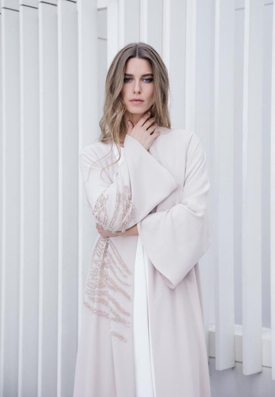 عبائات ملونة من أناتومي   anatomi  بتطريز أنثوي و حديث.