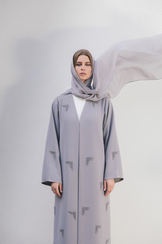 عبائات ملونة من أناتومي   anatomi  بتطريز أنثوي و حديث.