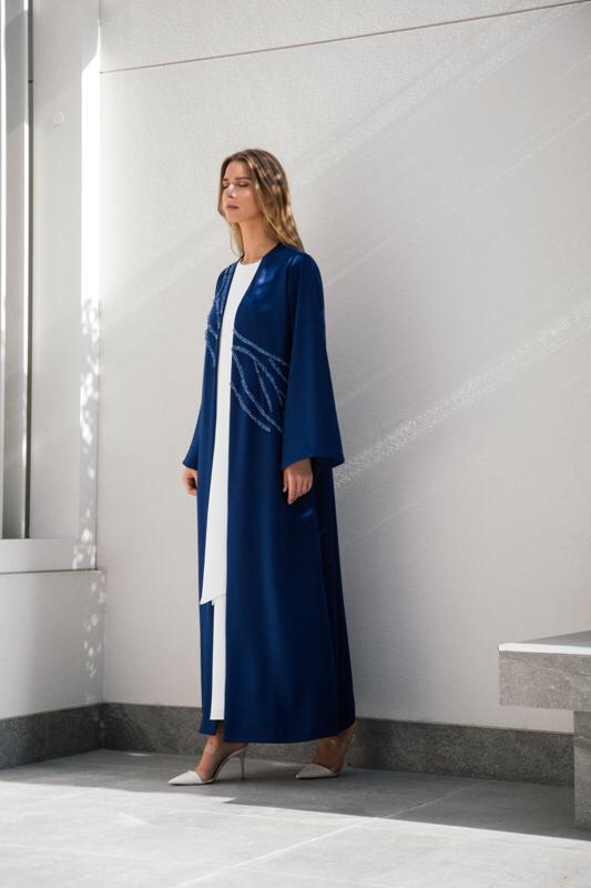 عبائات ملونة من أناتومي   anatomi  بتطريز أنثوي و حديث.