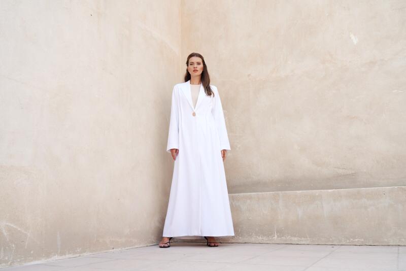 عبائات ملونة من أناتومي   anatomi  بتطريز أنثوي و حديث.