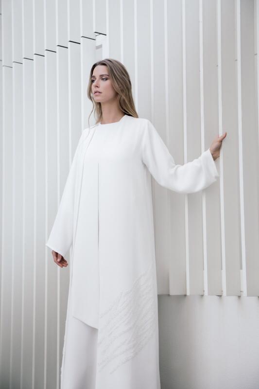 عبائات ملونة من أناتومي   anatomi  بتطريز أنثوي و حديث.