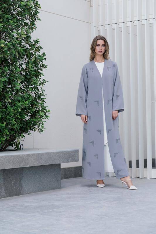 عبائات ملونة من أناتومي   anatomi  بتطريز أنثوي و حديث.