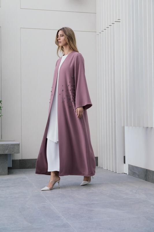 عبائات ملونة من أناتومي   anatomi  بتطريز أنثوي و حديث.