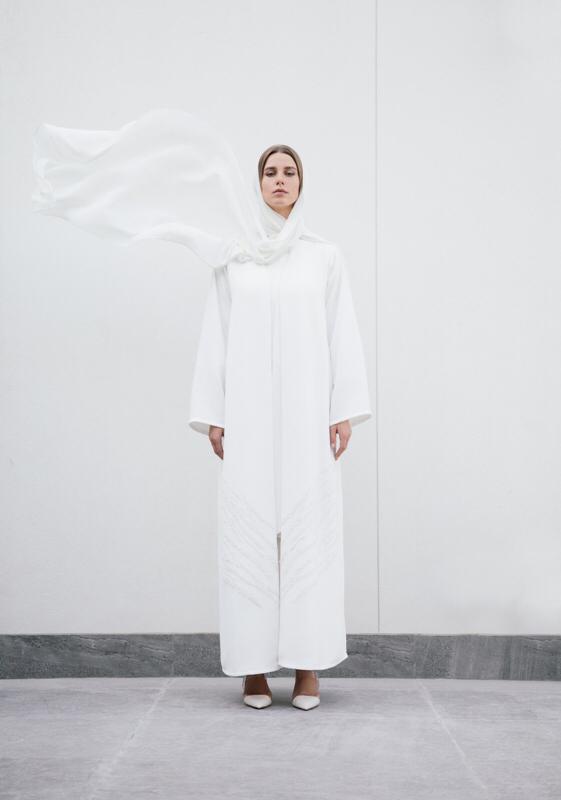 عبائات ملونة من أناتومي   anatomi  بتطريز أنثوي و حديث.