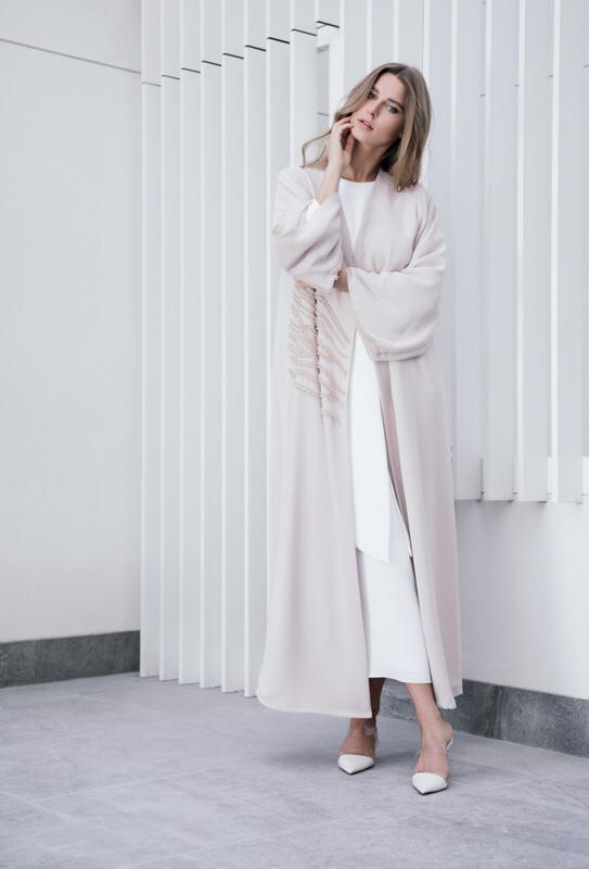 عبائات ملونة من أناتومي   anatomi  بتطريز أنثوي و حديث.