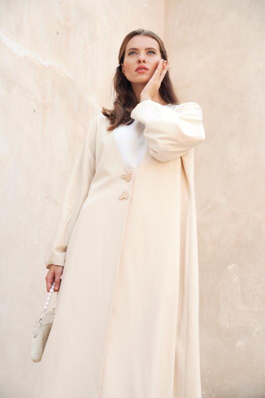 عبائات ملونة من أناتومي   anatomi  بتطريز أنثوي و حديث.