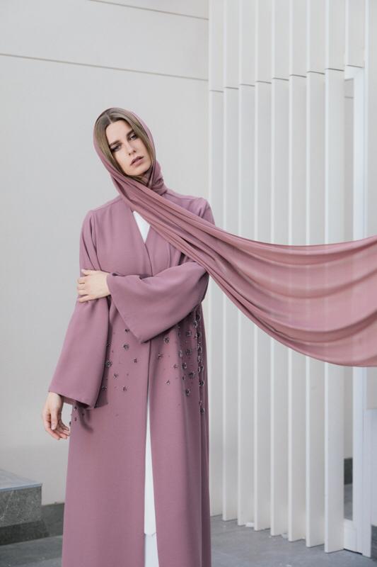 عبائات ملونة من أناتومي   anatomi  بتطريز أنثوي و حديث.