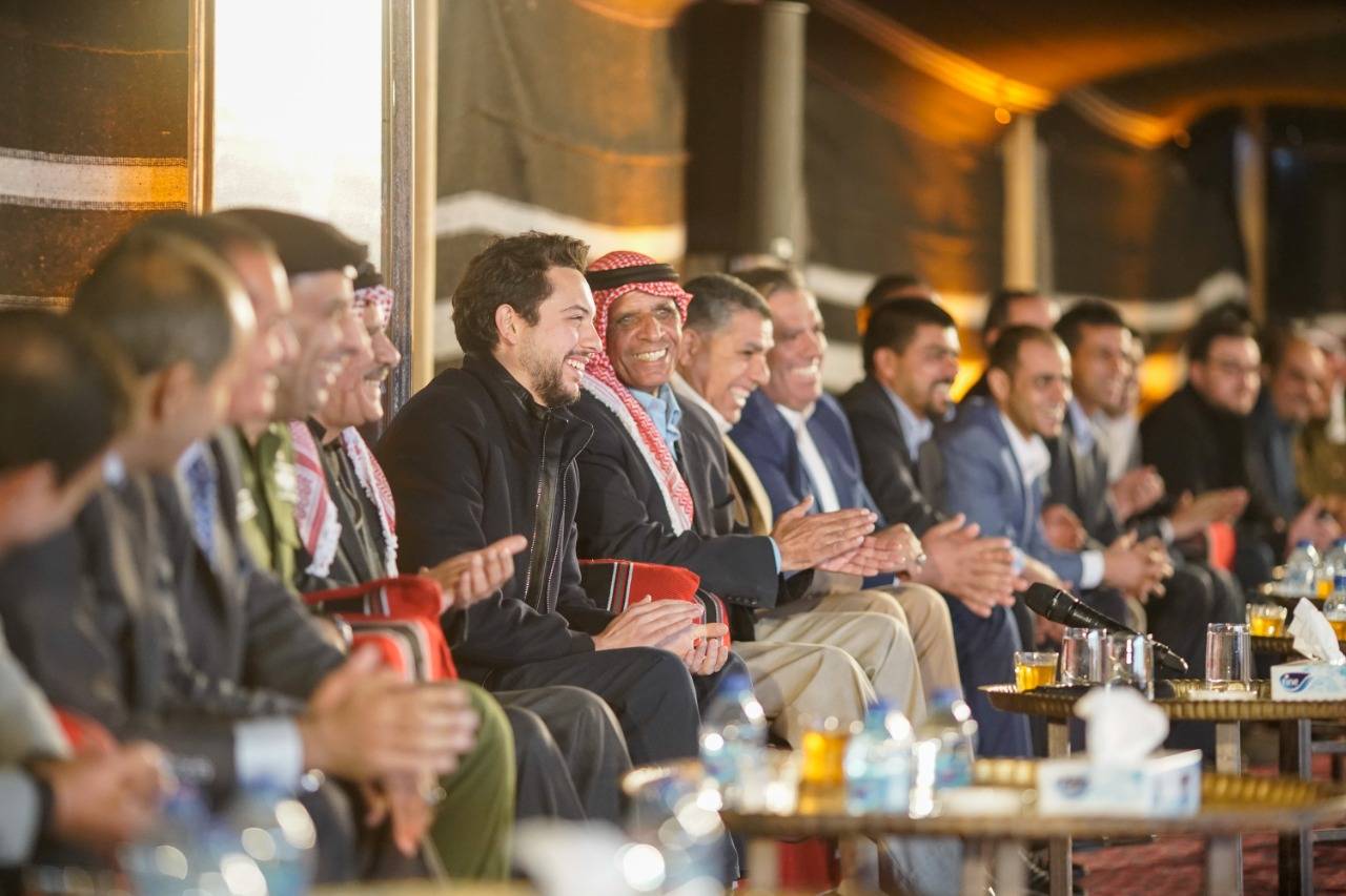 ولي العهد يلتقي مجموعة من أبناء البادية الشمالية 