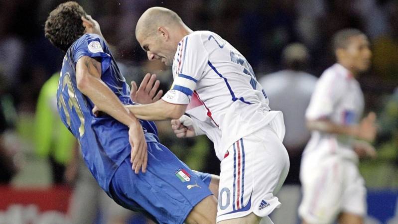 زين الدين زيدان .. من لاعب سريع الغضب إلى مدرب يتميز بالهدوء المستفز 