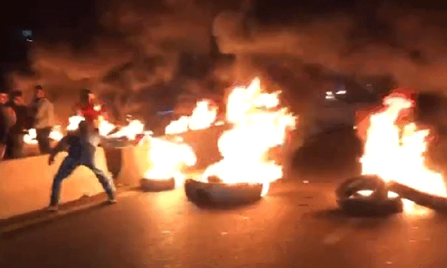 احتجاجات مستمرة في بيروت وقطع الطرق في طرابلس