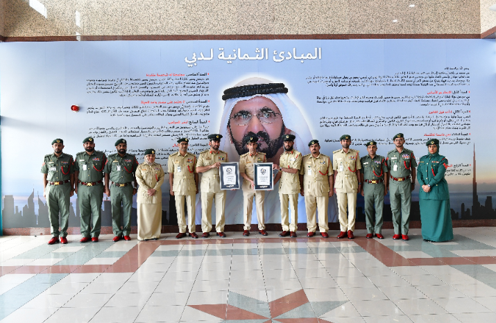 اللواء المري یتسلم شھادتي تسجیل دخول شرطة دبي في موسوعة غینیس