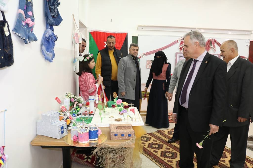 افتتاح قاعة حاسوب ومعرض إعادة تدوير في مدرسة جامعة الحسين بن طلال التطبيقية