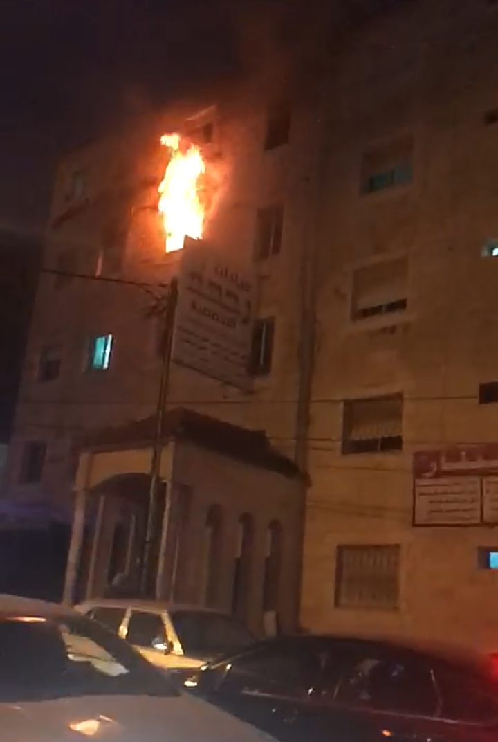 إصابة أربعة أشخاص اثر حريق شقة في محافظة اربد .. فيديو