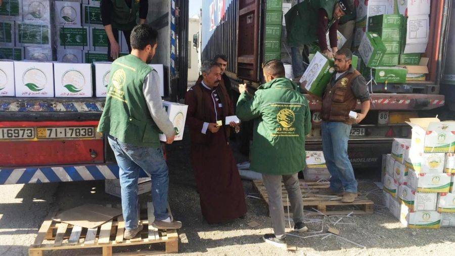 فرع مركز الملك سلمان بالأردن يوزع 24 طناً من السلال الغذائية على اللاجئين السوريين في محافظة المفرق