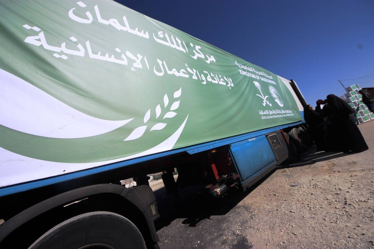 فرع مركز الملك سلمان بالأردن يوزع 24 طناً من السلال الغذائية على اللاجئين السوريين في محافظة المفرق