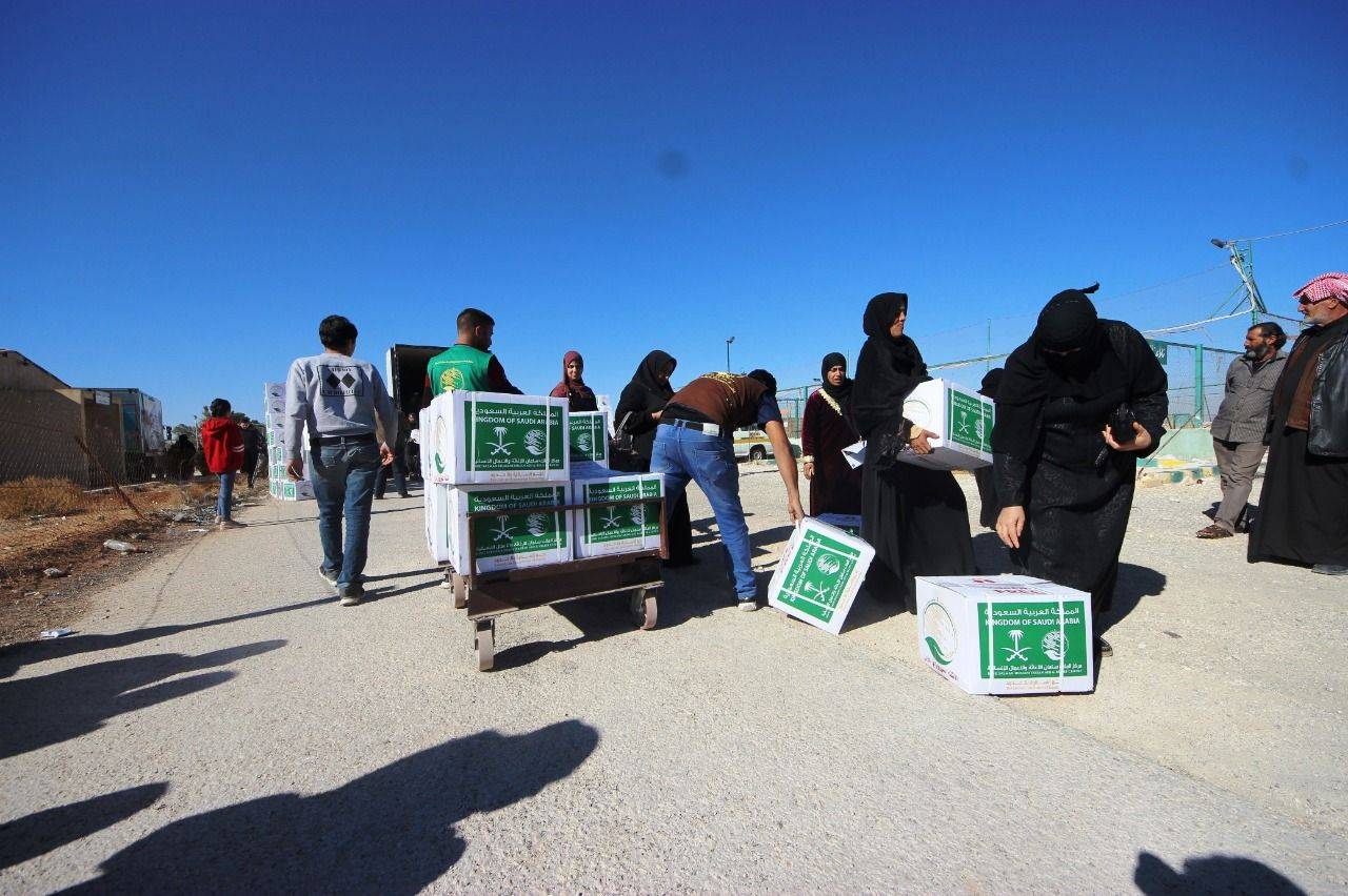 فرع مركز الملك سلمان بالأردن يوزع 24 طناً من السلال الغذائية على اللاجئين السوريين في محافظة المفرق