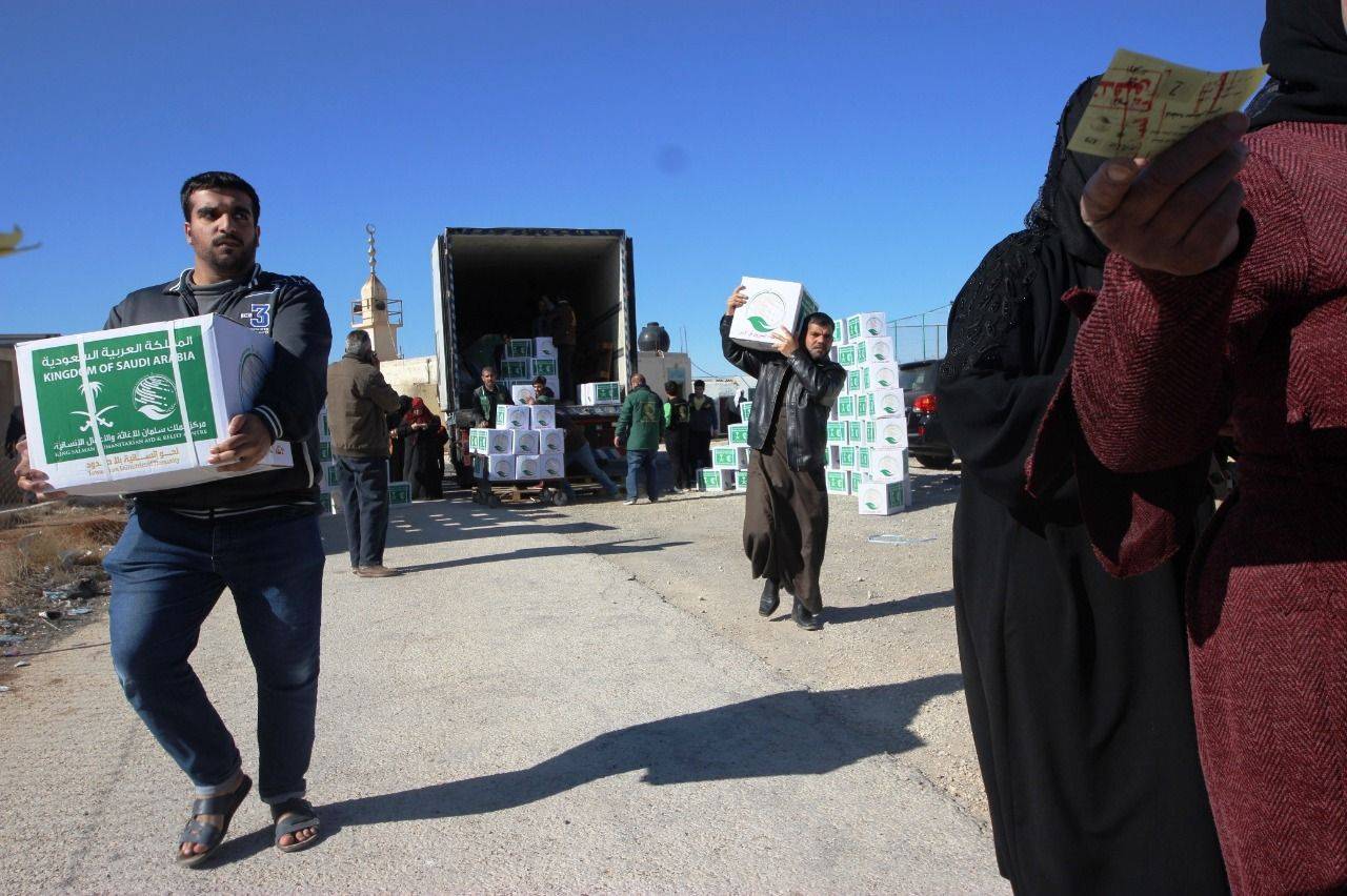 فرع مركز الملك سلمان بالأردن يوزع 24 طناً من السلال الغذائية على اللاجئين السوريين في محافظة المفرق