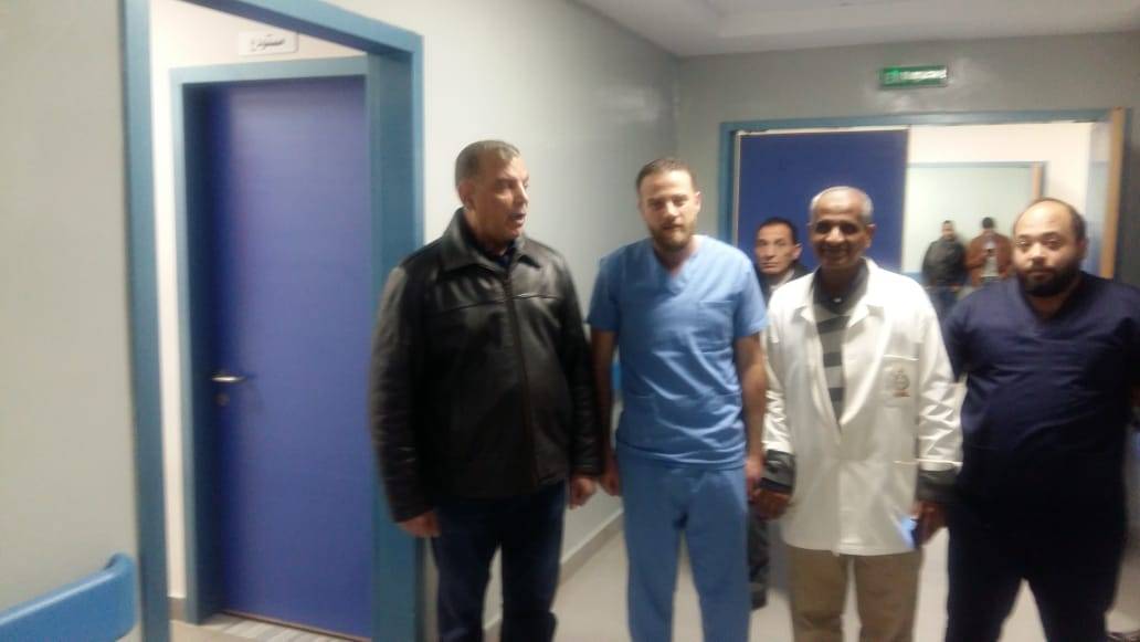 ضمن سلسلة جولاته الميدانية .. وزير الصحة يقوم بزيارة مفاجئة لمستشفى النديم الحكومي 