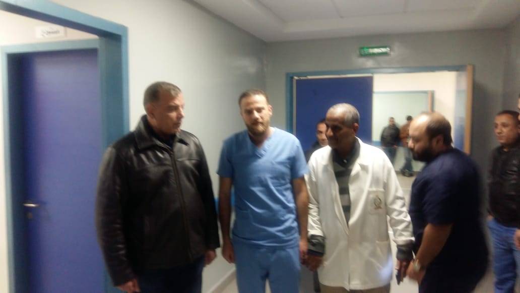 ضمن سلسلة جولاته الميدانية .. وزير الصحة يقوم بزيارة مفاجئة لمستشفى النديم الحكومي 