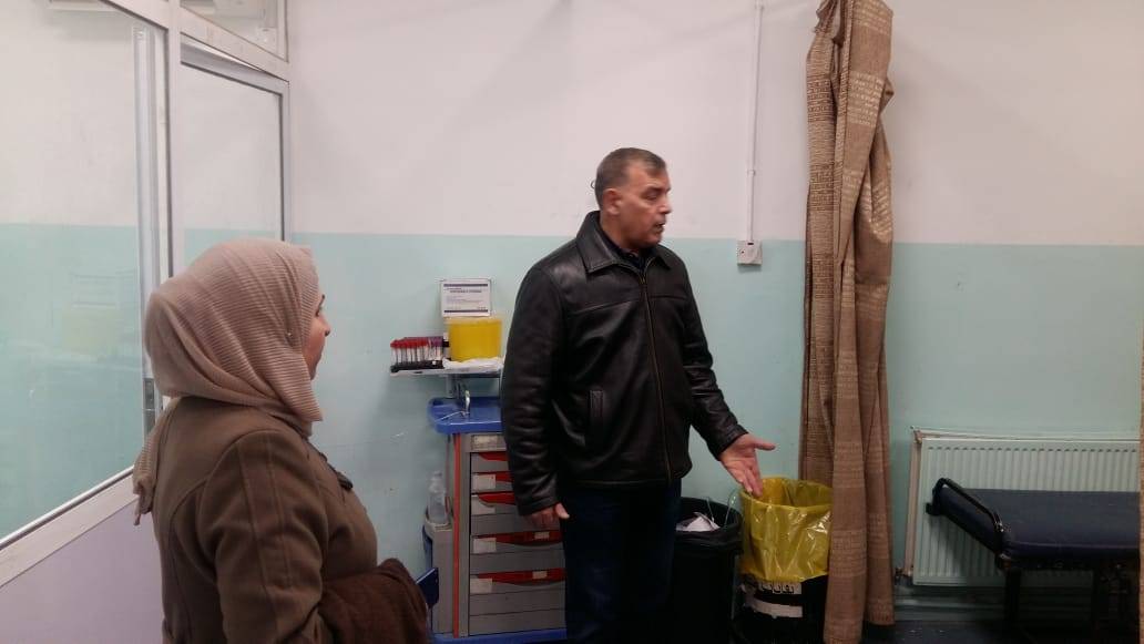 ضمن سلسلة جولاته الميدانية .. وزير الصحة يقوم بزيارة مفاجئة لمستشفى النديم الحكومي 