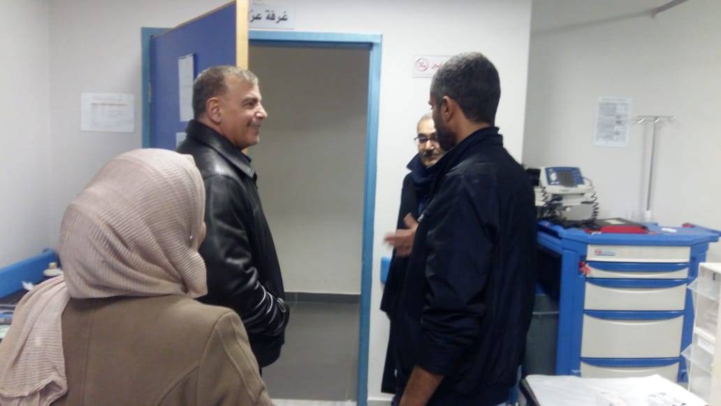 ضمن سلسلة جولاته الميدانية .. وزير الصحة يقوم بزيارة مفاجئة لمستشفى النديم الحكومي 