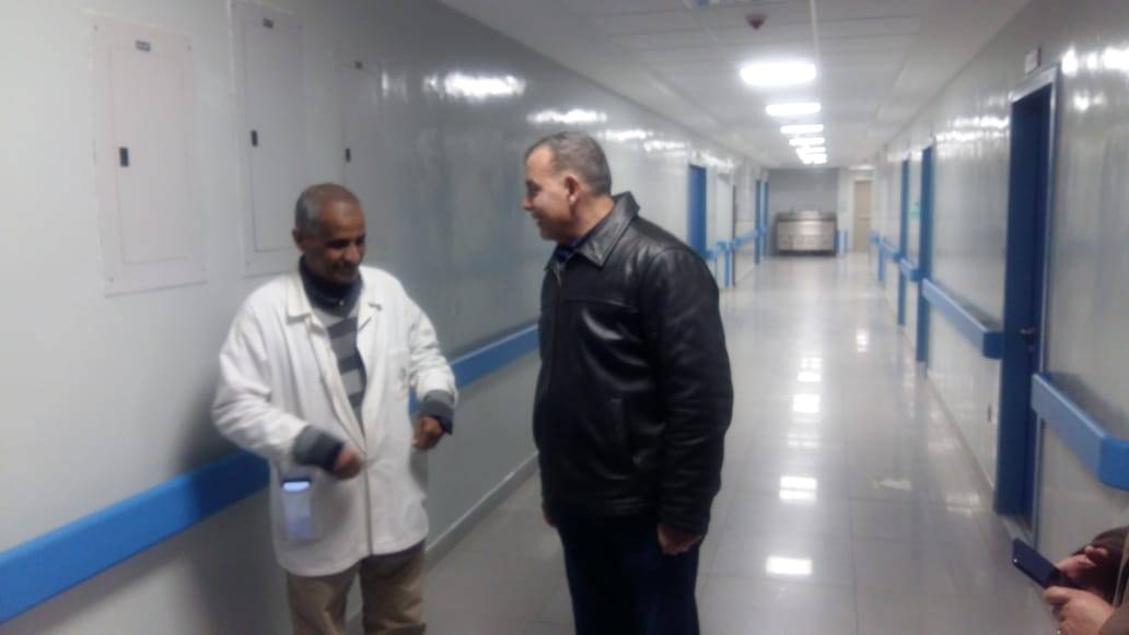 ضمن سلسلة جولاته الميدانية .. وزير الصحة يقوم بزيارة مفاجئة لمستشفى النديم الحكومي 
