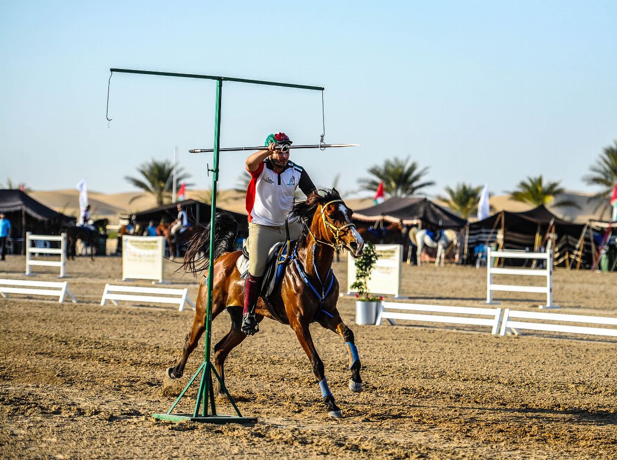 نادي تراث الإمارات يكرم الفائزين في اليوم الأول من بطولة الصداقة الخليجية لالتقاط الأوتاد