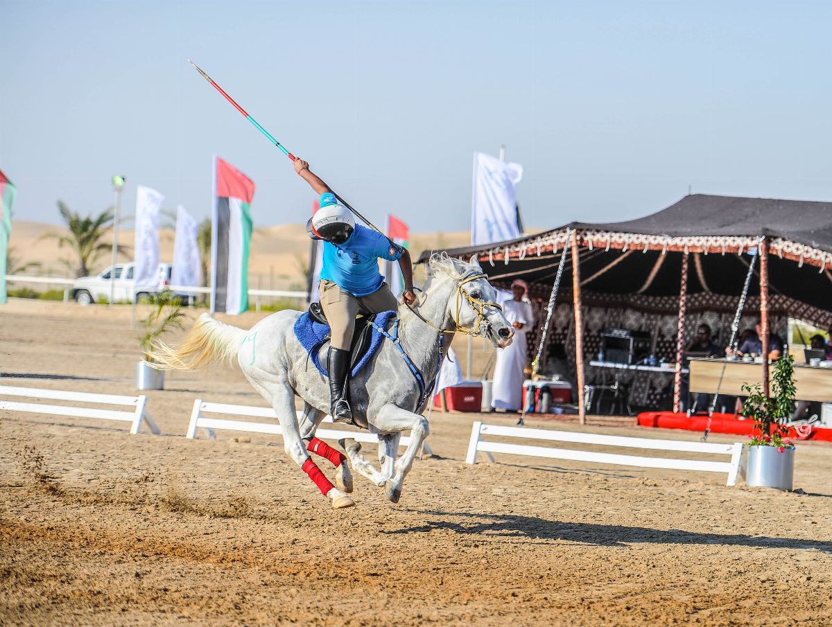 نادي تراث الإمارات يكرم الفائزين في اليوم الأول من بطولة الصداقة الخليجية لالتقاط الأوتاد