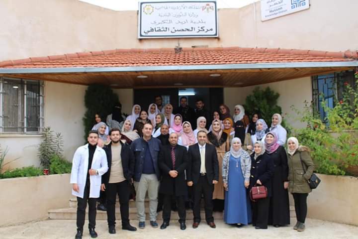 كلية الصيدلة تقيم يوماً صحياً تثقيفياً بعنوان كسوة شتاء في مركز الحصن الثقافي
