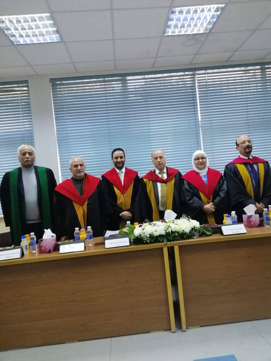 الدكتور لؤي محمد الشوابكة يقدم بطاقة شكر للمشرفين على أطروحة الدكتوراه