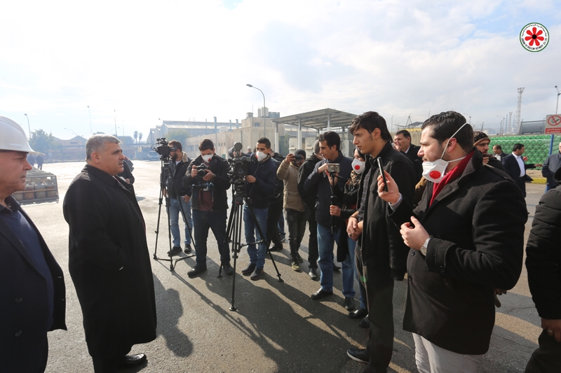 المصفاة تشارك صحفيين تجربة تعبئة أسطوانات غاز في محطتها بالزرقاء