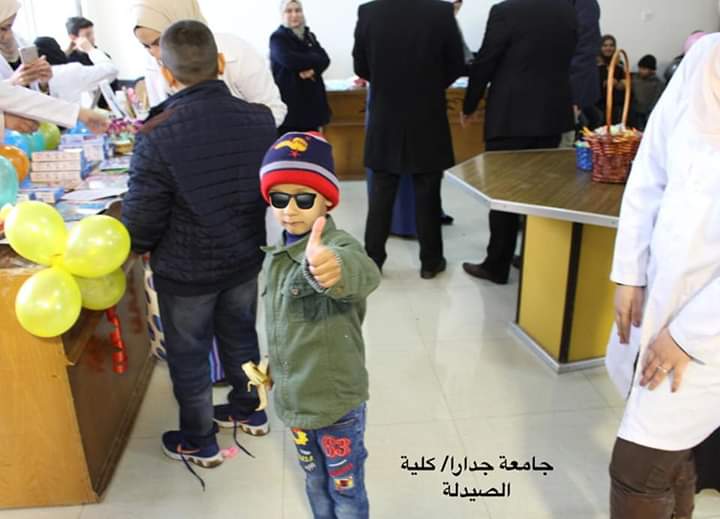 كلية الصيدلة تقيم يوماً صحياً تثقيفياً بعنوان كسوة شتاء في مركز الحصن الثقافي