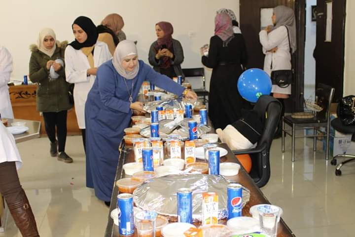 كلية الصيدلة تقيم يوماً صحياً تثقيفياً بعنوان كسوة شتاء في مركز الحصن الثقافي